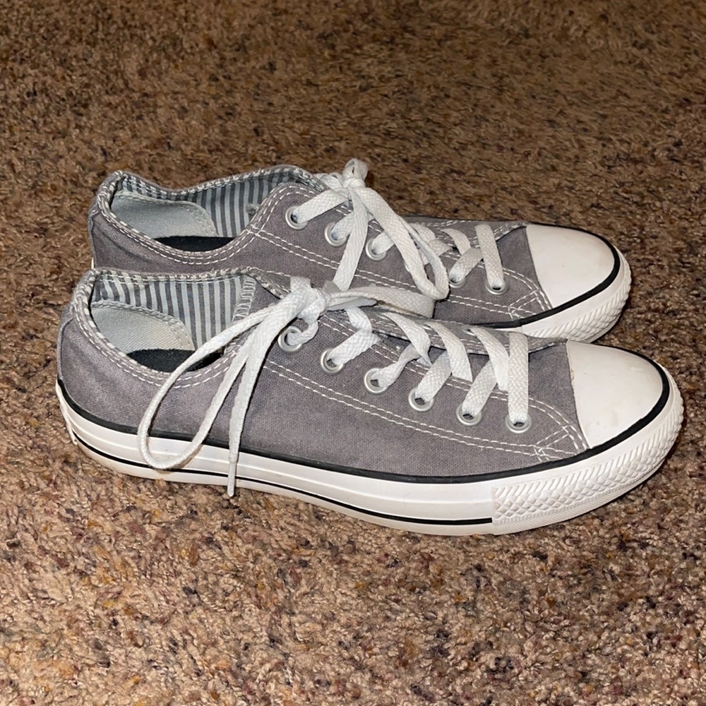 Women’s size 7 converse